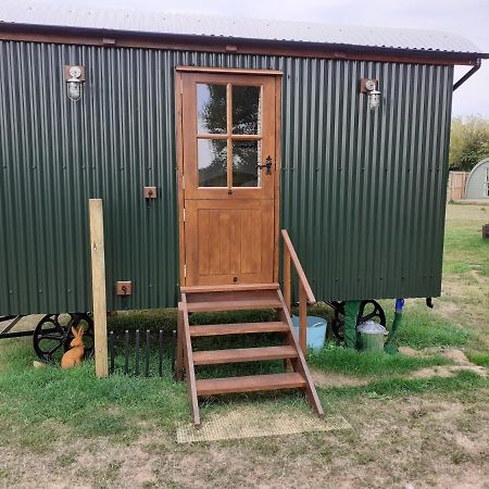 צ'יפנהאם Glamping In Wiltshire In Our Luxury Shepherds Hut מראה חיצוני תמונה