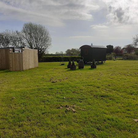 צ'יפנהאם Glamping In Wiltshire In Our Luxury Shepherds Hut מראה חיצוני תמונה