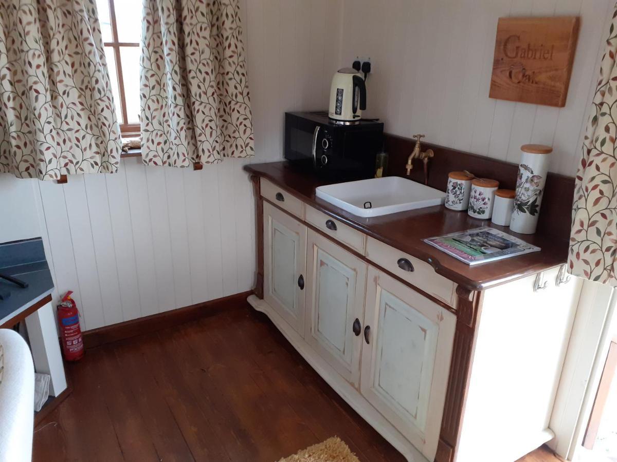 צ'יפנהאם Glamping In Wiltshire In Our Luxury Shepherds Hut מראה חיצוני תמונה