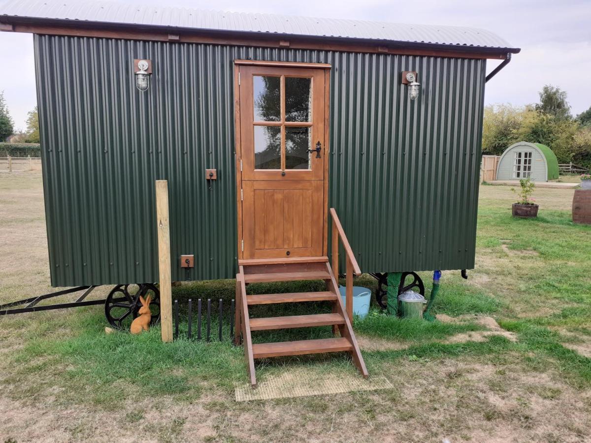 צ'יפנהאם Glamping In Wiltshire In Our Luxury Shepherds Hut מראה חיצוני תמונה