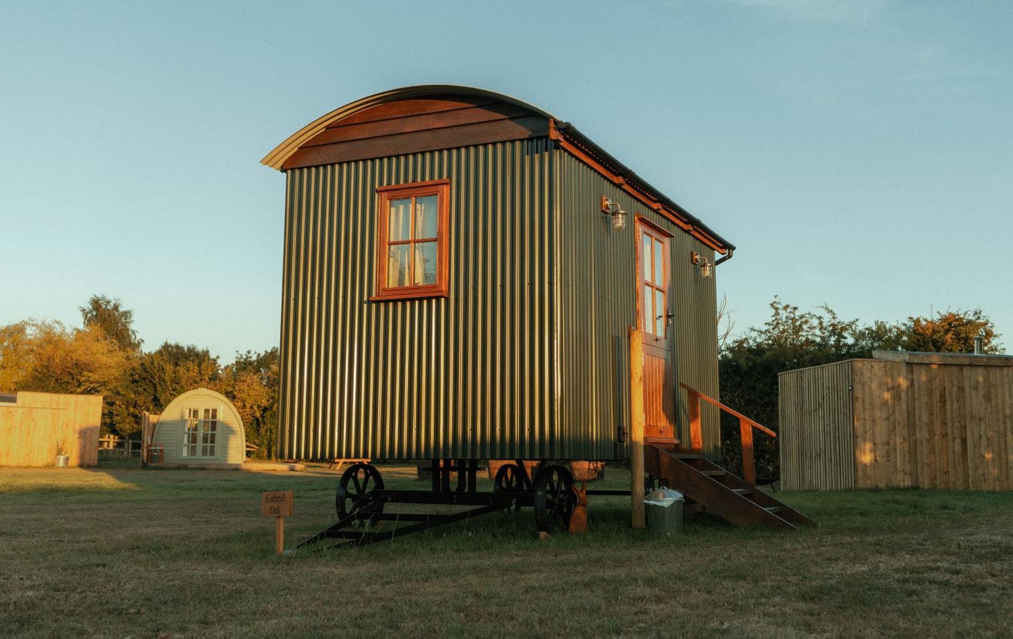 צ'יפנהאם Glamping In Wiltshire In Our Luxury Shepherds Hut מראה חיצוני תמונה