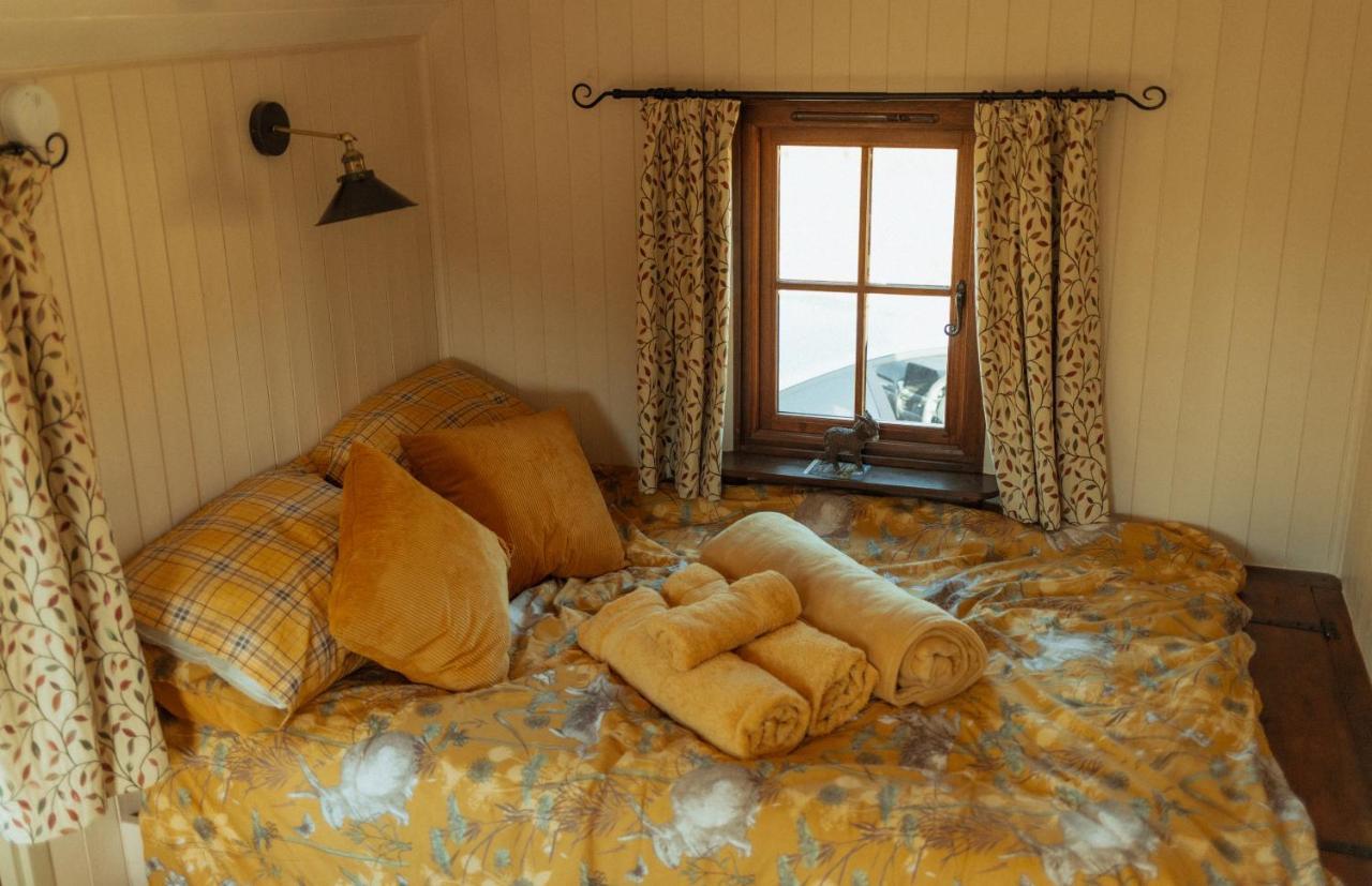 צ'יפנהאם Glamping In Wiltshire In Our Luxury Shepherds Hut מראה חיצוני תמונה