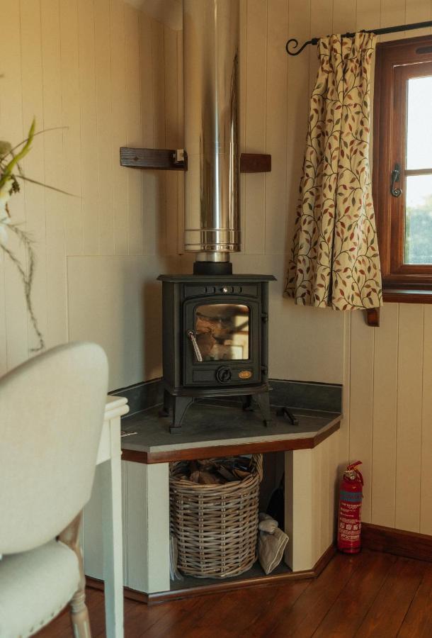 צ'יפנהאם Glamping In Wiltshire In Our Luxury Shepherds Hut מראה חיצוני תמונה