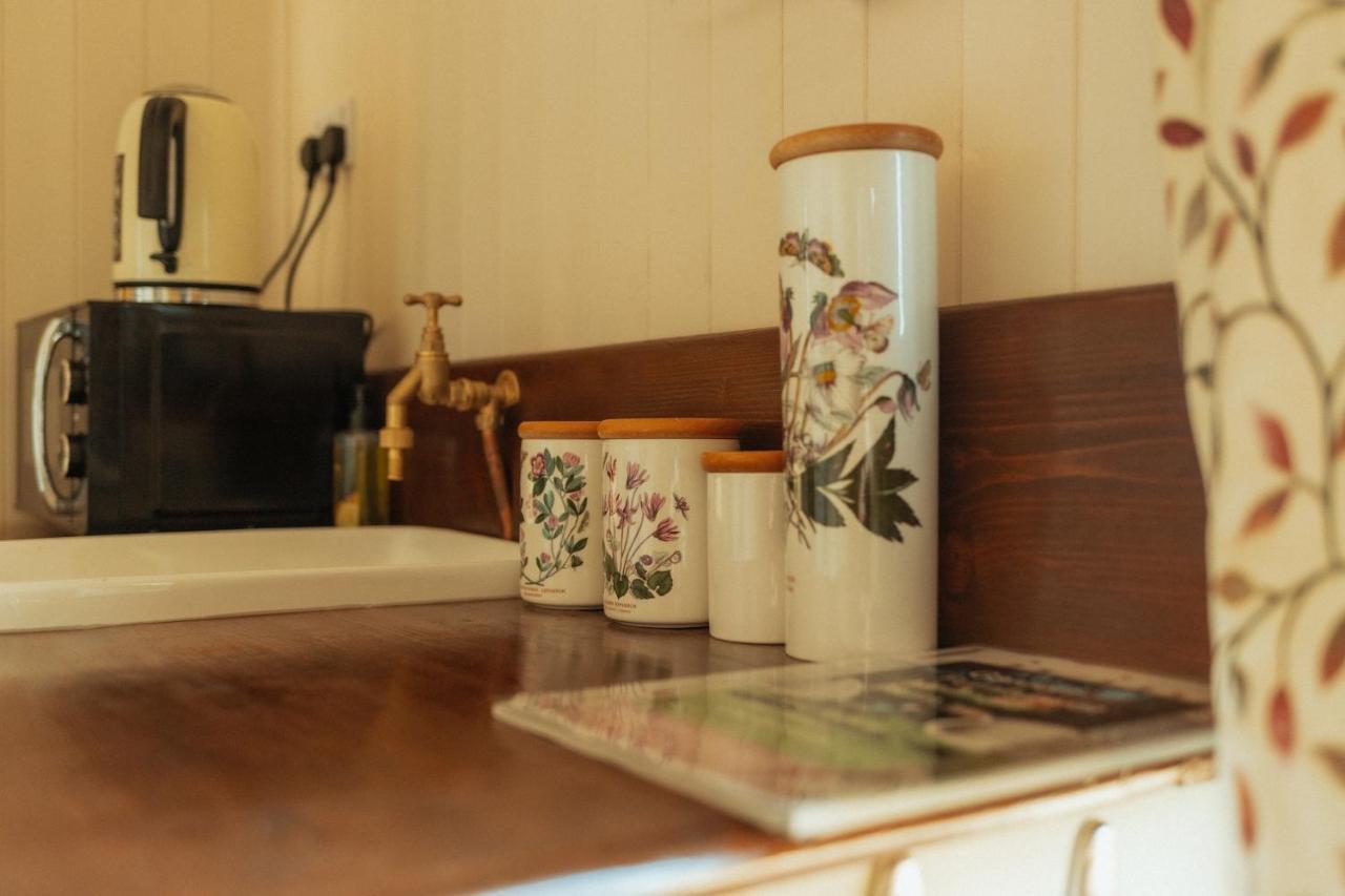 צ'יפנהאם Glamping In Wiltshire In Our Luxury Shepherds Hut מראה חיצוני תמונה