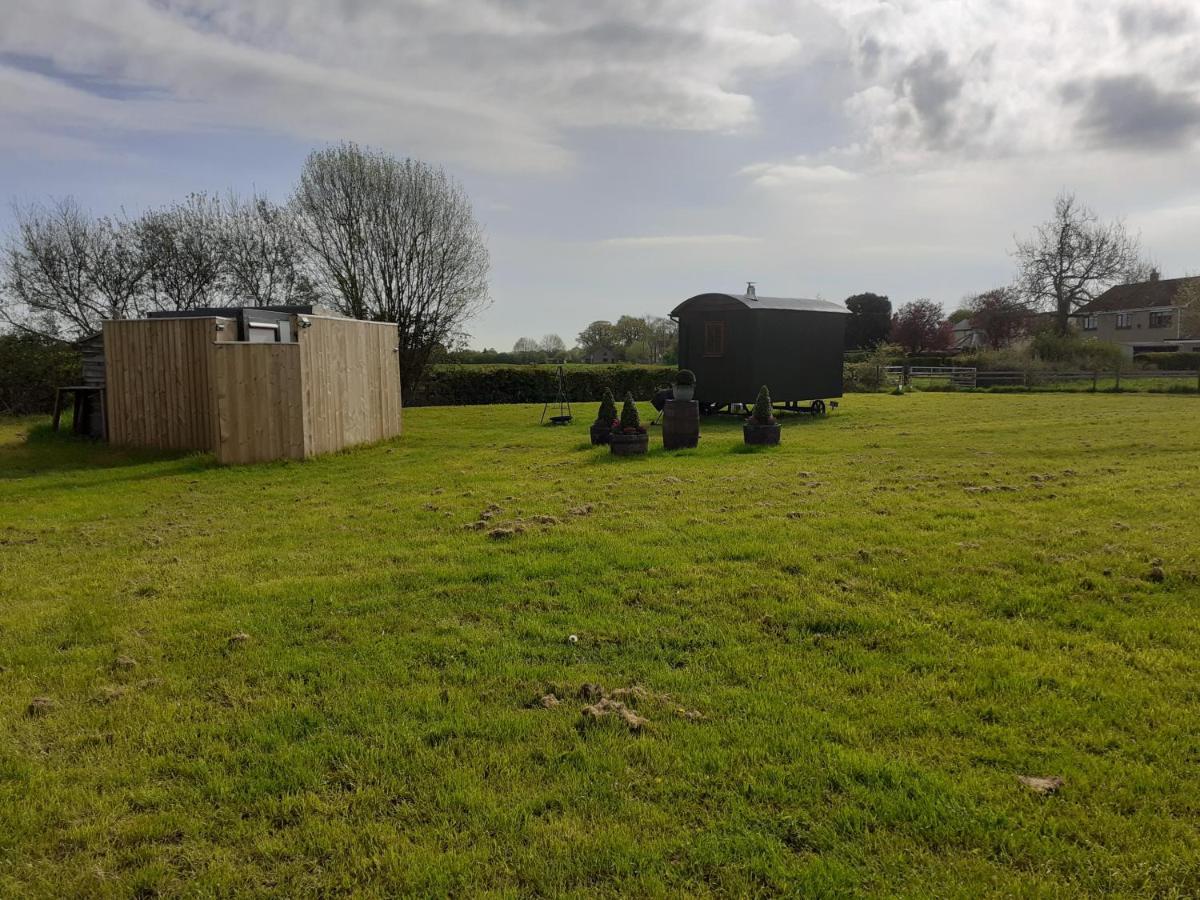 צ'יפנהאם Glamping In Wiltshire In Our Luxury Shepherds Hut מראה חיצוני תמונה