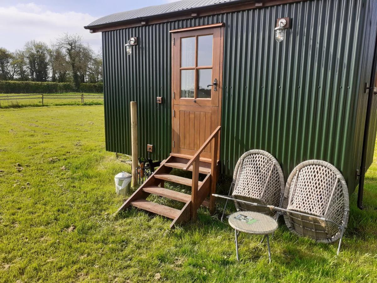 צ'יפנהאם Glamping In Wiltshire In Our Luxury Shepherds Hut מראה חיצוני תמונה